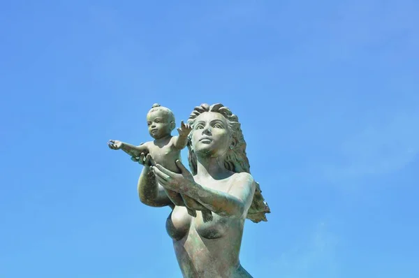 Socha Mořské Panny Dítětem Mořském Pobřeží — Stock fotografie