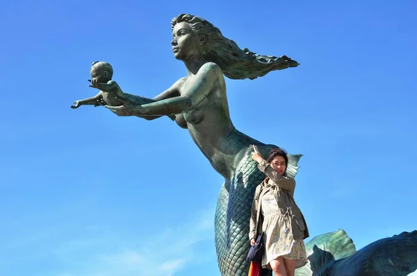 Žena Poblíž Socha Mořské Panny Dítětem Mořském Pobřeží — Stock fotografie