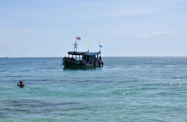 Drewniana Łódź Tajską Flagą Zatoce Morskiej — Zdjęcie stockowe