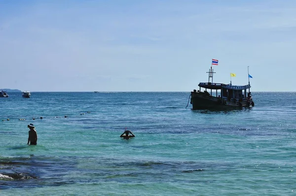 Barco Madera Con Bandera Tailandesa Bahía — Foto de Stock