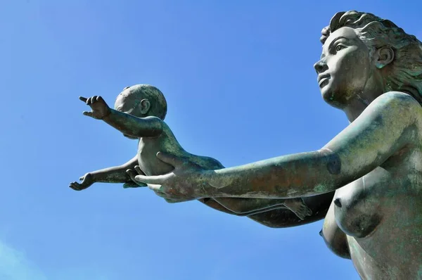 Socha Mořské Panny Dítětem Mořském Pobřeží — Stock fotografie