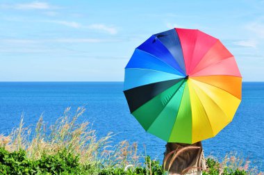 Koh Samet 'in sahil şeridine bakan tepede renkli şemsiyeli güzel kadınlar..