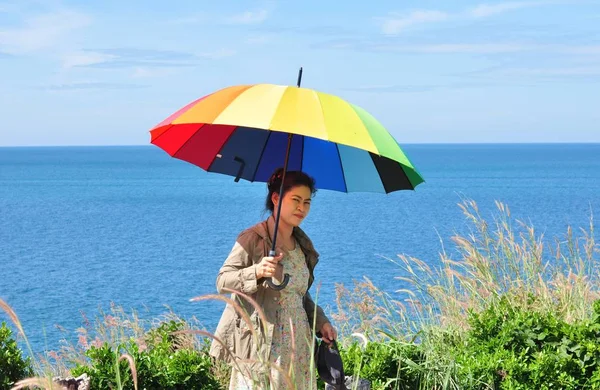 Hermosas Mujeres Con Sombrillas Colores Una Colina Con Vistas Mar — Foto de Stock