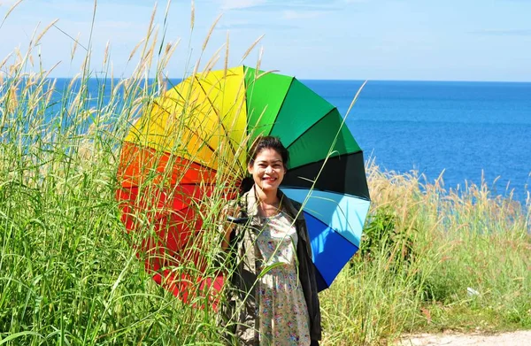 Hermosas Mujeres Con Sombrillas Colores Una Colina Con Vistas Mar —  Fotos de Stock