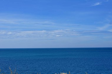Parlak bir günde gökyüzü ve deniz manzarası. Duvar kağıdı olarak kullan