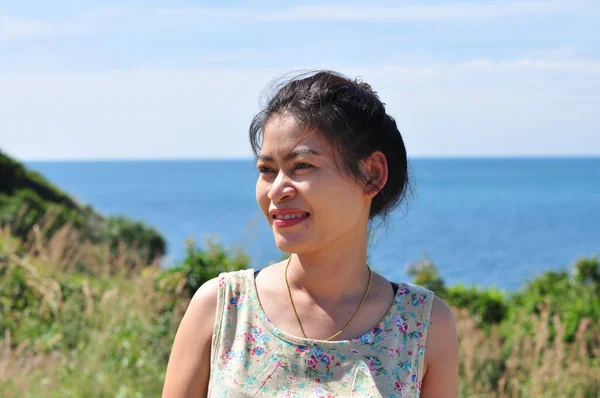 Asian Woman Sea Coast — Stock Photo, Image