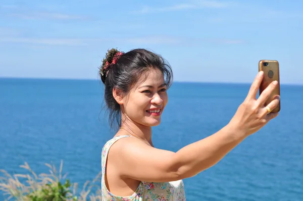 Asian Woman Take Selfie Sea Coast — Stock Photo, Image
