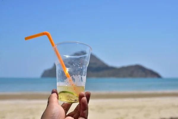 Person Holding Glass Juice Sea Beach — Stock Photo, Image