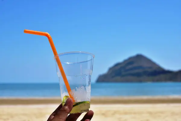 Person Holding Glass Juice Sea Beach — Stock Photo, Image