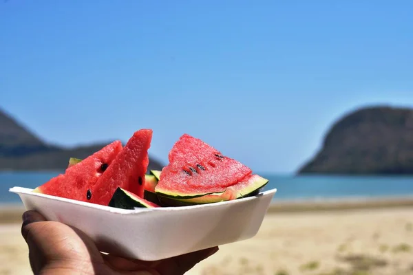 Person Hält Teller Mit Wassermelonenstücken Strand — Stockfoto