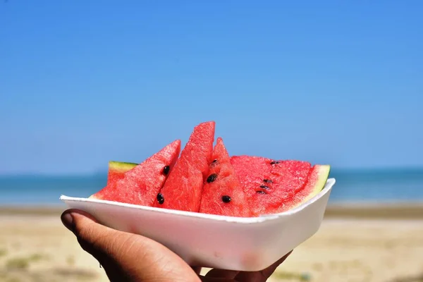 Pessoa Segurando Placa Com Pedaços Melancia Praia Mar — Fotografia de Stock