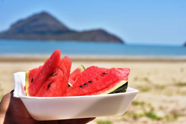 Person Hält Teller Mit Wassermelonenstücken Strand — Stockfoto