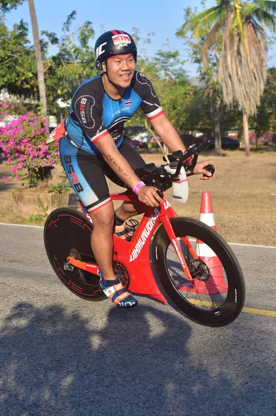 2014年1月2日 骑自行车参加自行车比赛的男子自行车手 — 图库照片