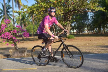 02 Ocak 2014 - Tayland Bisiklet yarışında bisiklete binen adam