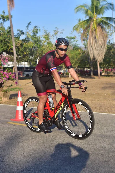Ιανουαρίου 2014 Ταϊλάνδη Ποδηλάτης Άνθρωπος Ιππασία Αθλητικό Ποδήλατο Διαγωνισμό Ποδηλάτων — Φωτογραφία Αρχείου