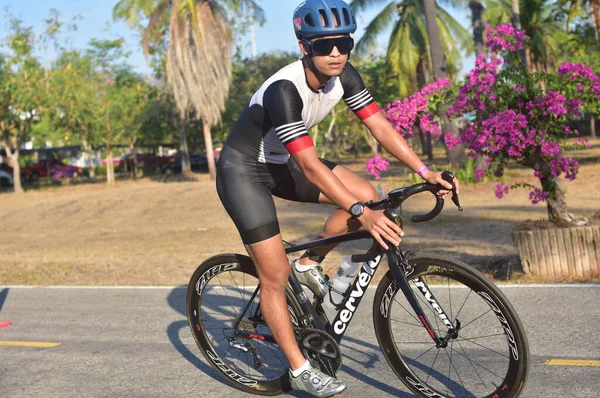 Janeiro 2014 Tailândia Homem Ciclista Andando Bicicleta Esportiva Competição Bicicleta — Fotografia de Stock