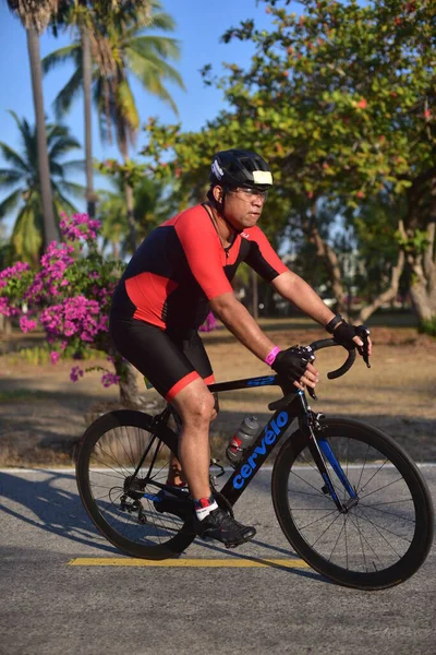 2014年1月2日 自転車競技でスポーツバイクに乗る男 — ストック写真