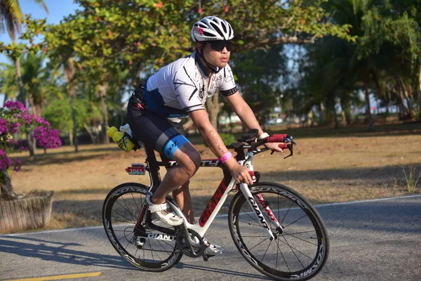 Janeiro 2014 Tailândia Homem Ciclista Andando Bicicleta Esportiva Competição Bicicleta — Fotografia de Stock