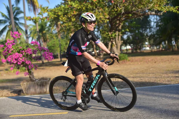 Janeiro 2014 Tailândia Homem Ciclista Andando Bicicleta Esportiva Competição Bicicleta — Fotografia de Stock