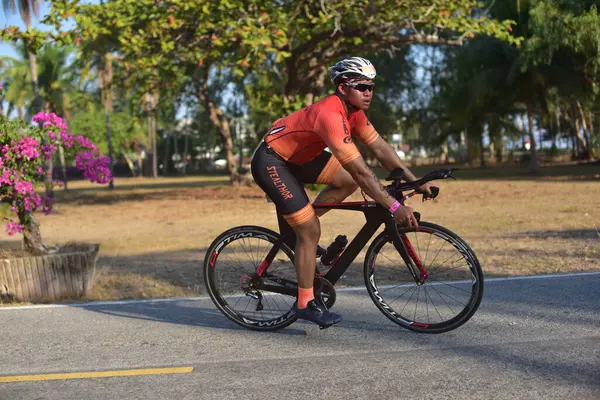 Janeiro 2014 Tailândia Homem Ciclista Andando Bicicleta Esportiva Competição Bicicleta — Fotografia de Stock