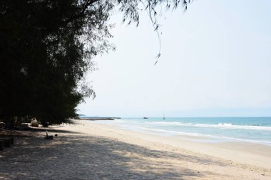 Güneşli bir günde güzel kumlu sahil kıyıları