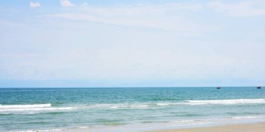 Güneşli bir günde güzel deniz kıyısında 