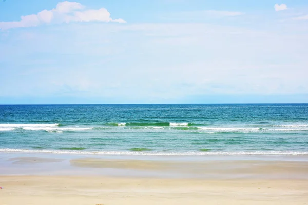 Hermosa Costa Del Mar Día Soleado — Foto de Stock
