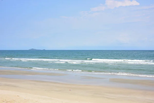 Bela Costa Praia Mar Arenoso Dia Ensolarado — Fotografia de Stock