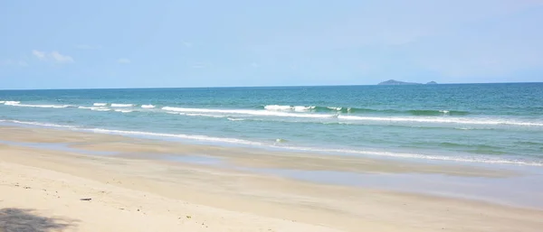 Hermosa Costa Playa Mar Arenoso Día Soleado — Foto de Stock