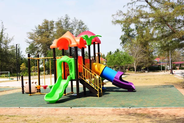 Neue Spielgeräte Schöne Farben Auf Dem Dorfspielplatz — Stockfoto