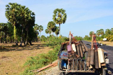 Güneşli bir günde asfalt yolda motosiklet.