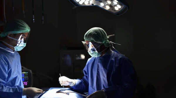 Chirurdzy Sali Operacyjnej Wziąć Oświetleniem Sztuki Miękkie Światło — Zdjęcie stockowe