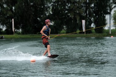 07 Ekim 2018 - Tayland: İnsanlar şehir parkında su üzerinde wakeboard yapıyor