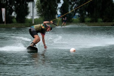 07 Ekim 2018 - Tayland: İnsanlar şehir parkında su üzerinde wakeboard yapıyor