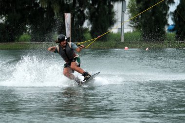 07 Ekim 2018 - Tayland: İnsanlar şehir parkında su üzerinde wakeboard yapıyor