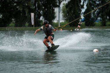07 Ekim 2018 - Tayland: İnsanlar şehir parkında su üzerinde wakeboard yapıyor