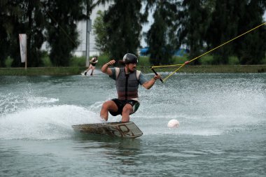 07 Ekim 2018 - Tayland: İnsanlar şehir parkında su üzerinde wakeboard yapıyor