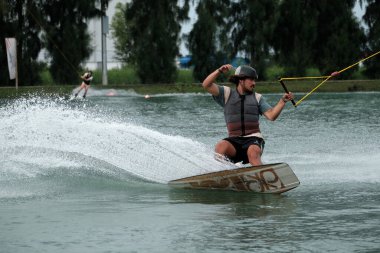 07 Ekim 2018 - Tayland: İnsanlar şehir parkında su üzerinde wakeboard yapıyor