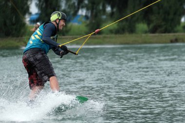 07 Ekim 2018 - Tayland: İnsanlar şehir parkında su üzerinde wakeboard yapıyor