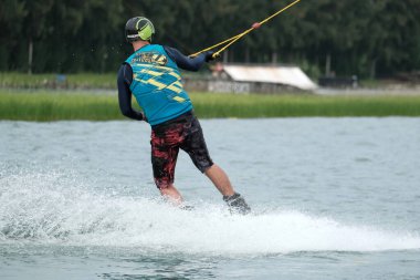 07 Ekim 2018 - Tayland: İnsanlar şehir parkında su üzerinde wakeboard yapıyor