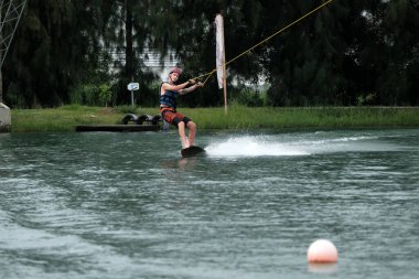 07 Ekim 2018 - Tayland: İnsanlar şehir parkında su üzerinde wakeboard yapıyor