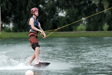 07 Ekim 2018 - Tayland: İnsanlar şehir parkında su üzerinde wakeboard yapıyor