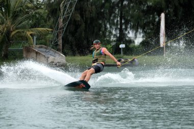 07 Ekim 2018 - Tayland: İnsanlar şehir parkında su üzerinde wakeboard yapıyor