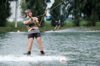 07 Ekim 2018 - Tayland: İnsanlar şehir parkında su üzerinde wakeboard yapıyor