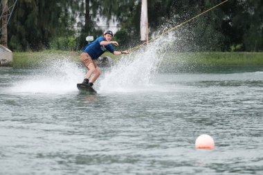 07 Ekim 2018 - Tayland: İnsanlar şehir parkında su üzerinde wakeboard yapıyor