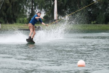 07 Ekim 2018 - Tayland: İnsanlar şehir parkında su üzerinde wakeboard yapıyor