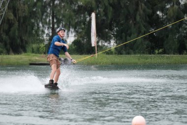 07 Ekim 2018 - Tayland: İnsanlar şehir parkında su üzerinde wakeboard yapıyor