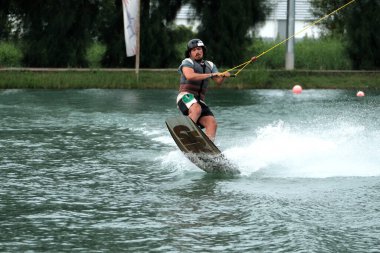 07 Ekim 2018 - Tayland: İnsanlar şehir parkında su üzerinde wakeboard yapıyor