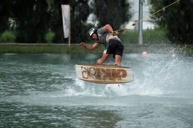 07 Ekim 2018 - Tayland: İnsanlar şehir parkında su üzerinde wakeboard yapıyor