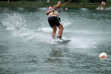 07 Ekim 2018 - Tayland: İnsanlar şehir parkında su üzerinde wakeboard yapıyor